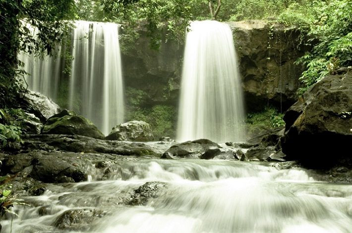 Thác Đa Mi hùng vĩ đổ nước qua các tầng đá giữa rừng xanh Bình Thuận