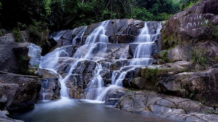 Thác nước 3 tầng hùng vĩ giữa núi rừng Đức Linh