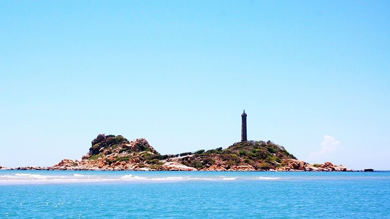 Tháp hải đăng Kê Gà cổ kính soi đường cho tàu thuyền