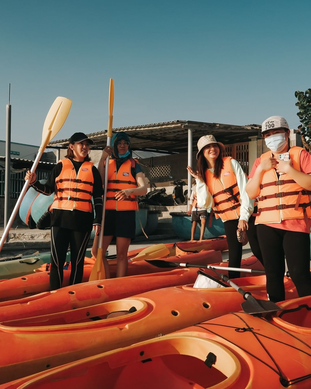 Thiết bị chèo thuyền Kayak và SUP sẵn sàng cho hoạt động trên biển