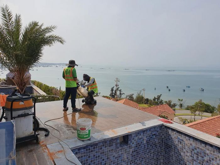 Thiết bị máy móc vệ sinh công nghiệp đang hoạt động