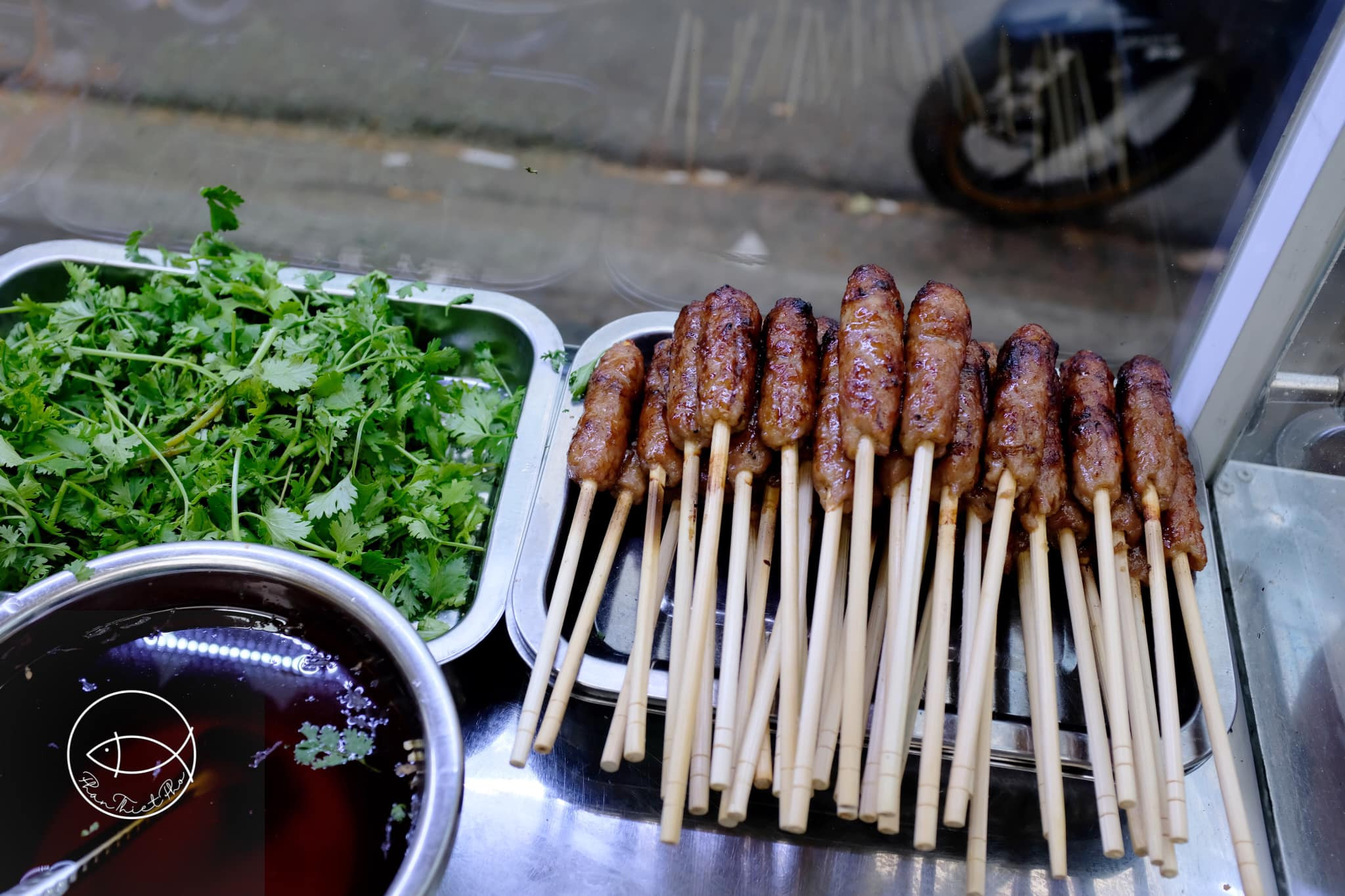 Thịt nướng xiên que đang nướng trên bếp than hồng cho bánh mì Phan Thiết