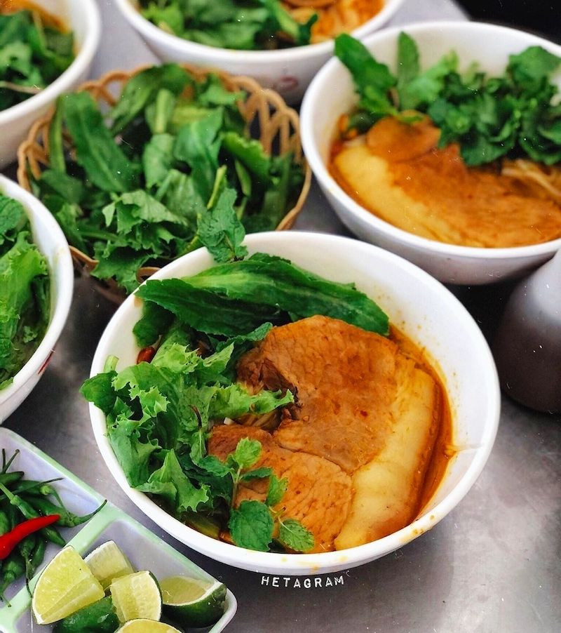 Thịt vịt hầm mềm trong tô mì quảng Phan Thiết hấp dẫn