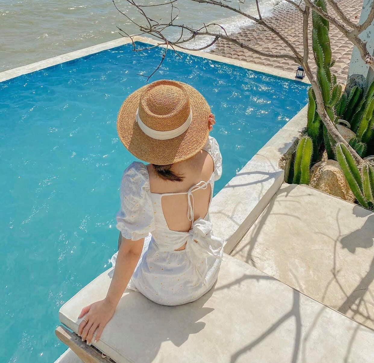 Thưởng thức bữa sáng bên cạnh hồ bơi vô cực tại Cesar Homestay Mũi Né