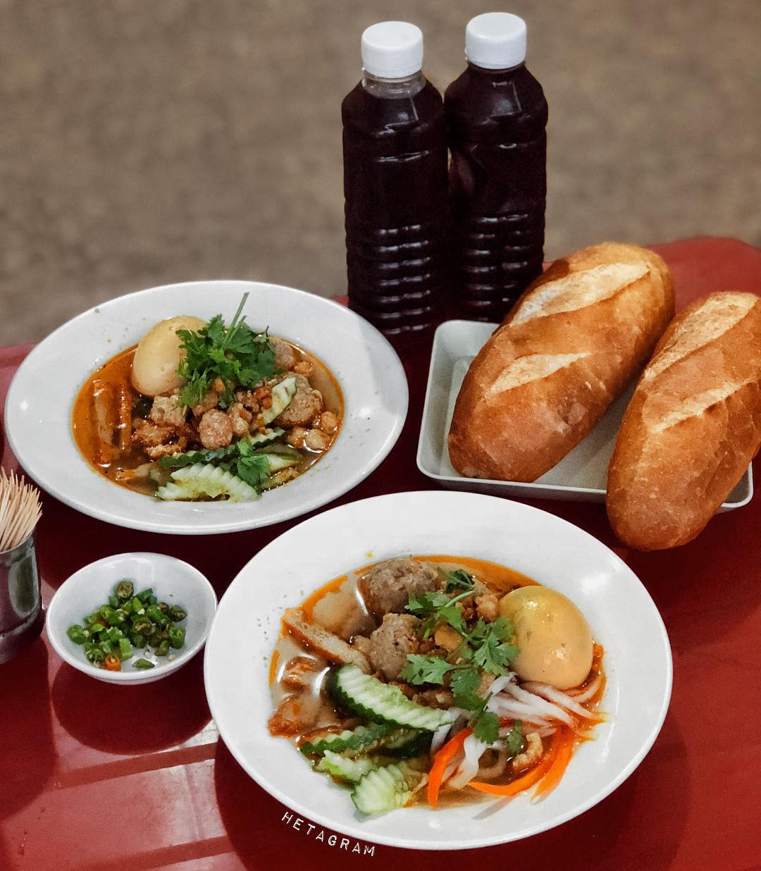 Thưởng thức ổ bánh mì xíu mại trứng Phan Thiết nóng hổi trên tay