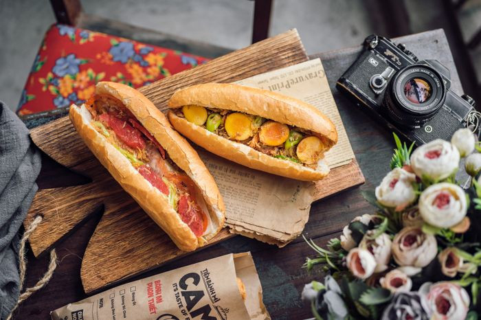 Tiệm Bánh Mì Cam Phan Thiết với lượng khách đông đúc