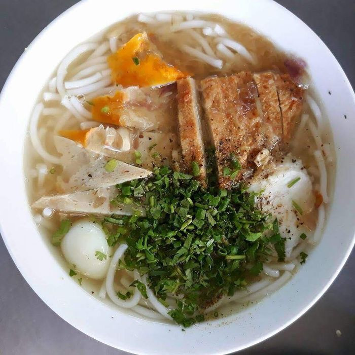 Tô bánh canh chả cá hấp dẫn tại quán Bánh Canh Xíu