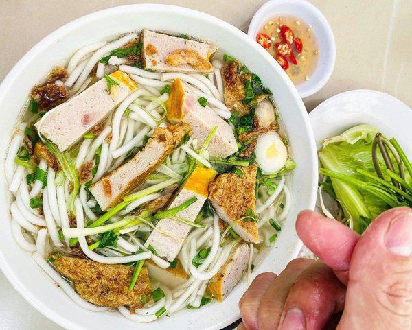 Tô bánh canh chả cá Mũi Né nóng hổi, đậm đà hương vị