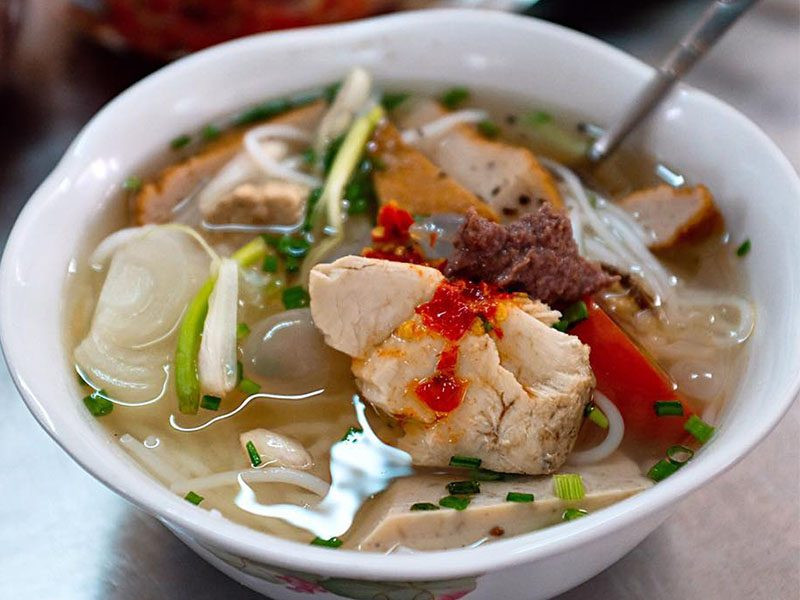 Tô bánh canh chả cá nóng hổi đặc sản chợ Phan Thiết