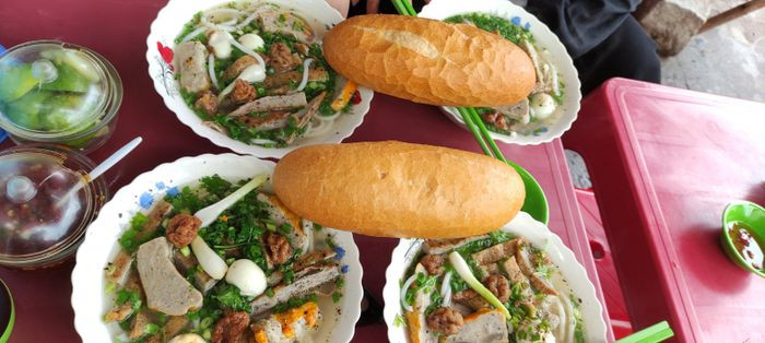 Tô bánh canh chả cá nóng hổi tại quán Cô Xí Phan Thiết