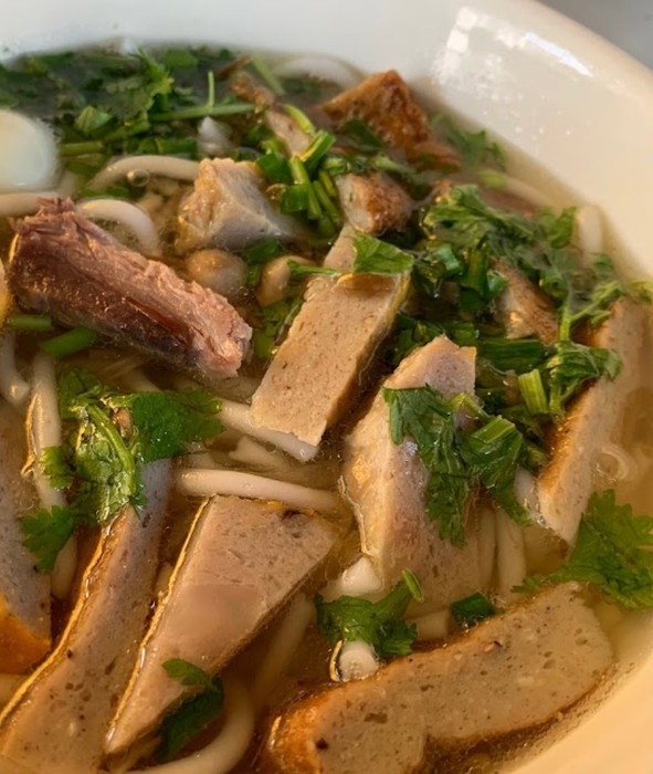 Tô bánh canh với sợi bánh mềm và chả cá tại quán Phượng