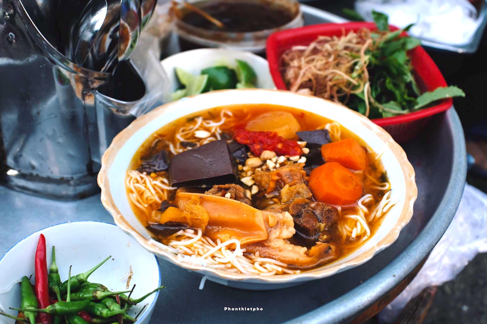 Tô bún bò Phan Thiết đầy đặn với thịt bò, nước dùng vàng ươm