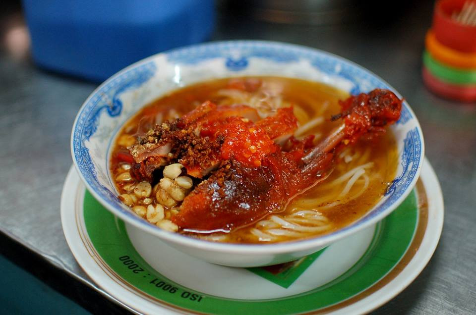 Tô mì quảng vịt Phan Thiết với thịt vịt mềm và nước dùng đậm đà