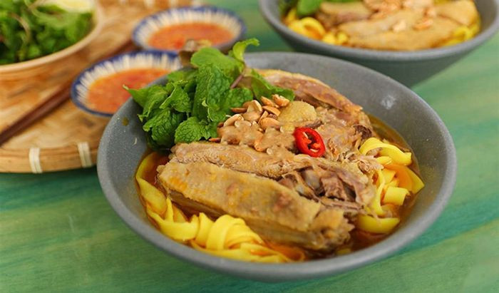 Tô mì quảng vịt với sợi mì dai ngon và nước dùng đậm đà