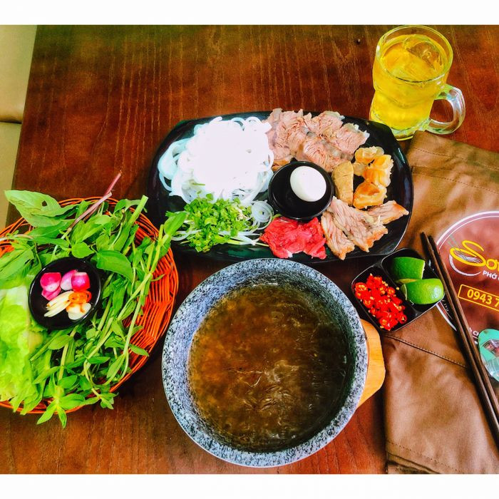 Tô phở bò nóng hổi trong thố đá tại Phở Gia Truyền Thố Đá Sơn Lâm