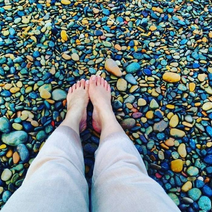 Toàn cảnh bãi đá Biển Cổ Thạch được phủ một lớp rêu xanh mướt mùa rêu