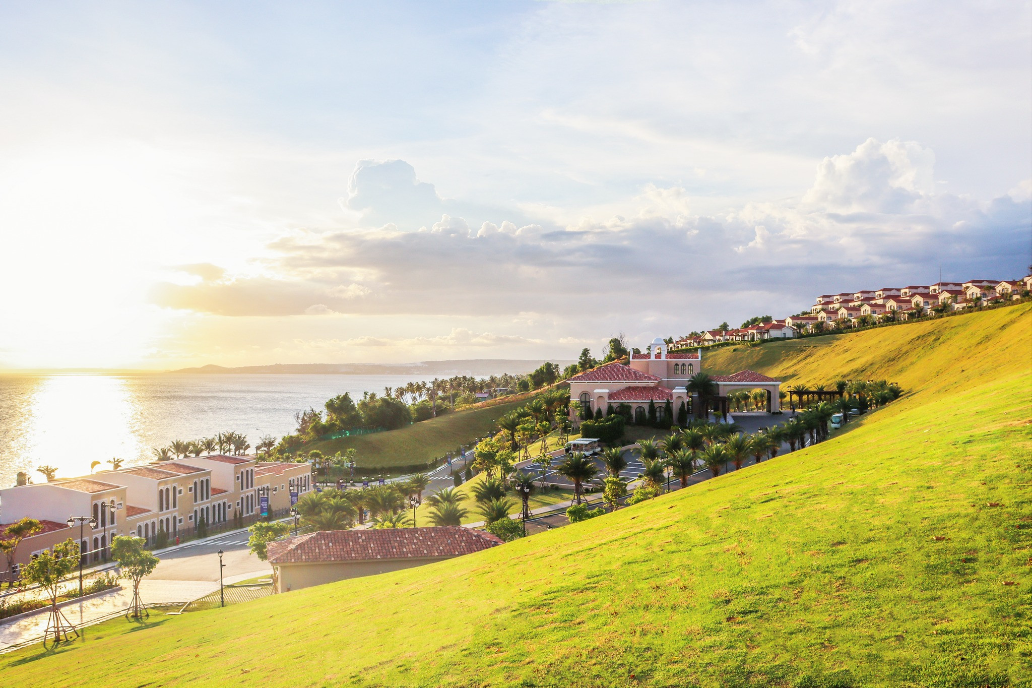 Toàn cảnh Centara Mirage Resort Mũi Né nhìn từ trên cao, nổi bật kiến trúc Địa Trung Hải và hồ bơi xanh mát