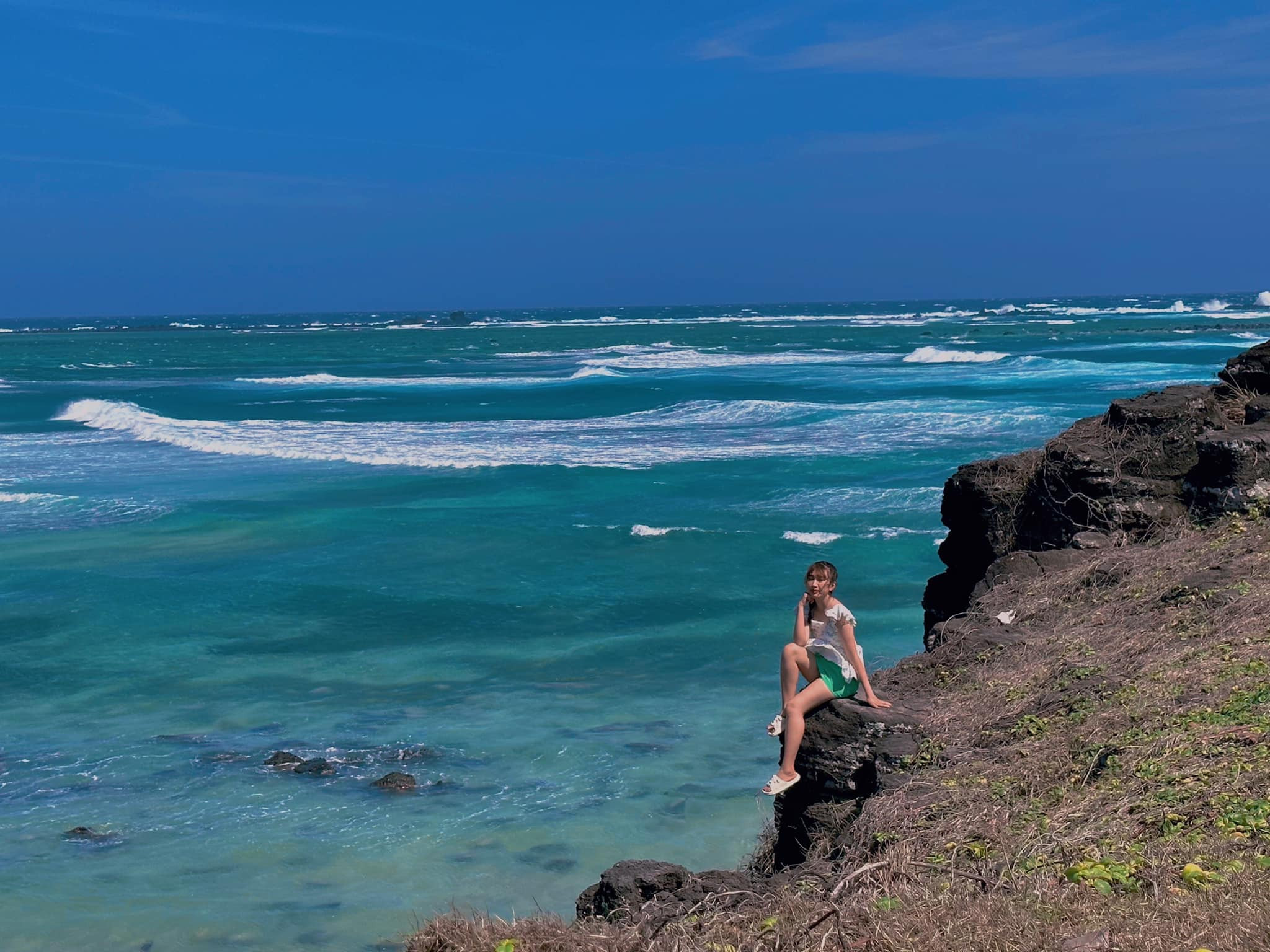 Toàn cảnh đảo Phú Quý nhìn từ trên cao vào ngày gió