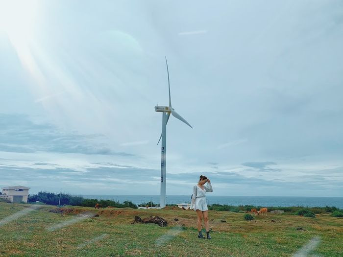 Toàn cảnh đảo Phú Quý với trụ phong điện vươn cao nhìn từ xa