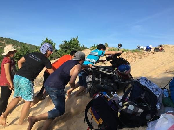 Toàn cảnh Mũi Yến với mỏm đá hùng vĩ vươn ra biển