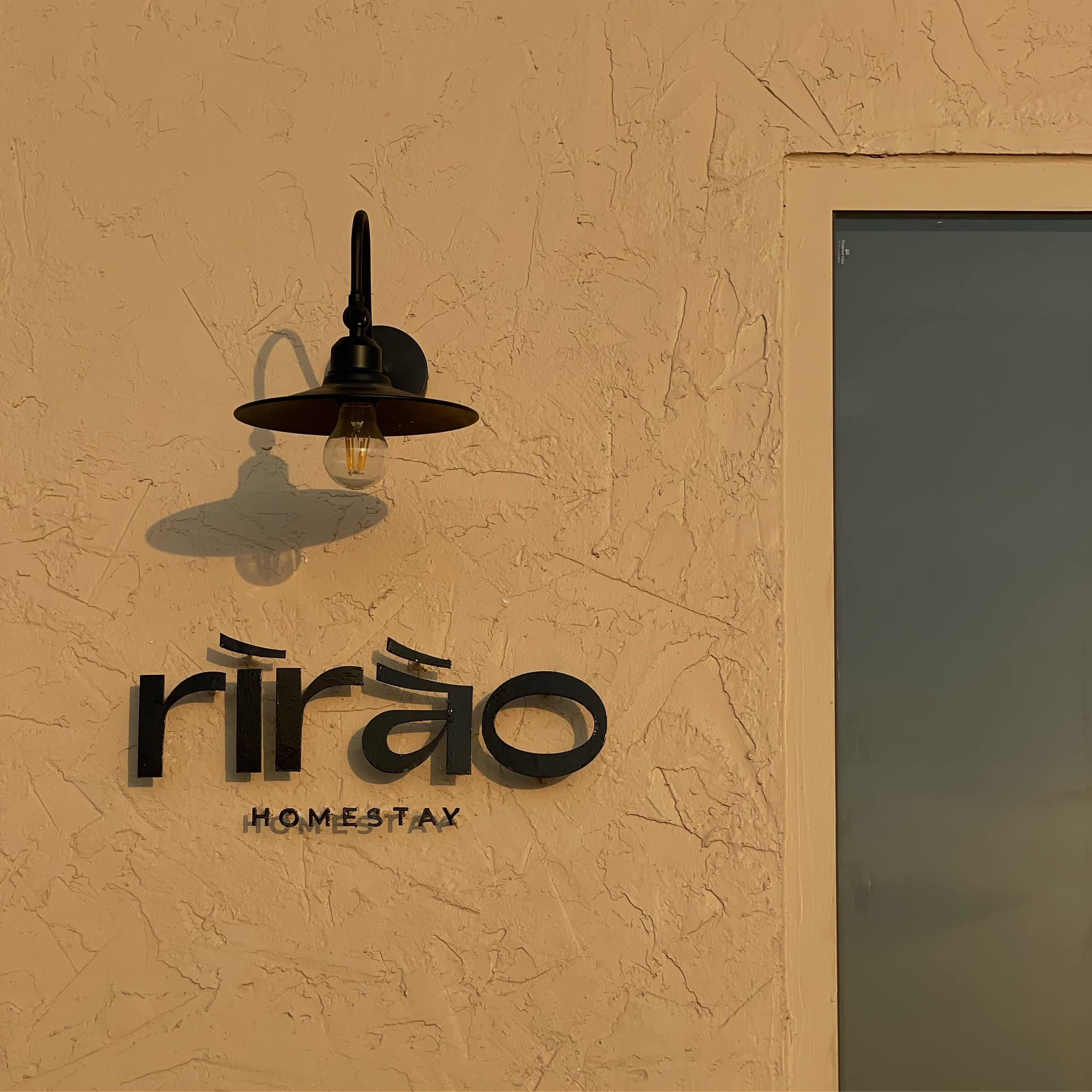 Toàn cảnh Rì Rào Homestay Phú Quý với sân hiên hướng biển lý tưởng để ngắm cảnh