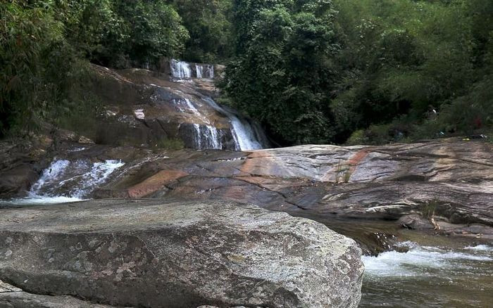 Toàn cảnh thác K’reo với dòng nước đổ xuống vực sâu