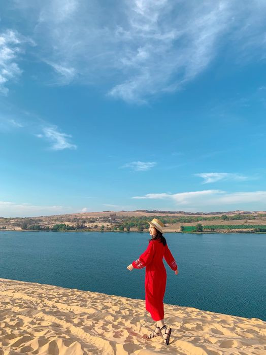 Trải nghiệm xe Jeep khám phá đồi cát Bàu Trắng ở Mũi Né