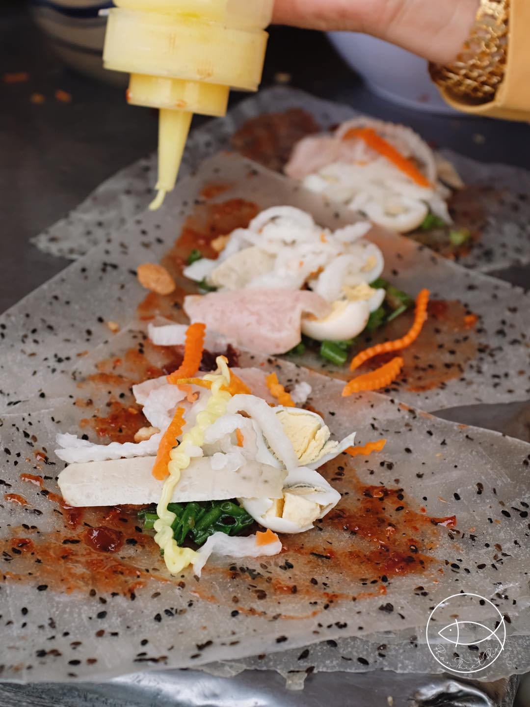 Trứng vịt lộn ăn kèm bánh tráng mắm ruốc nướng đặc sản Phan Thiết