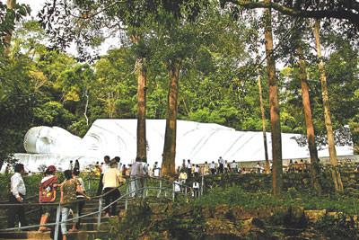 Tượng Phật nằm trên núi Tà Cú 49 mét giữa khung cảnh thiên nhiên