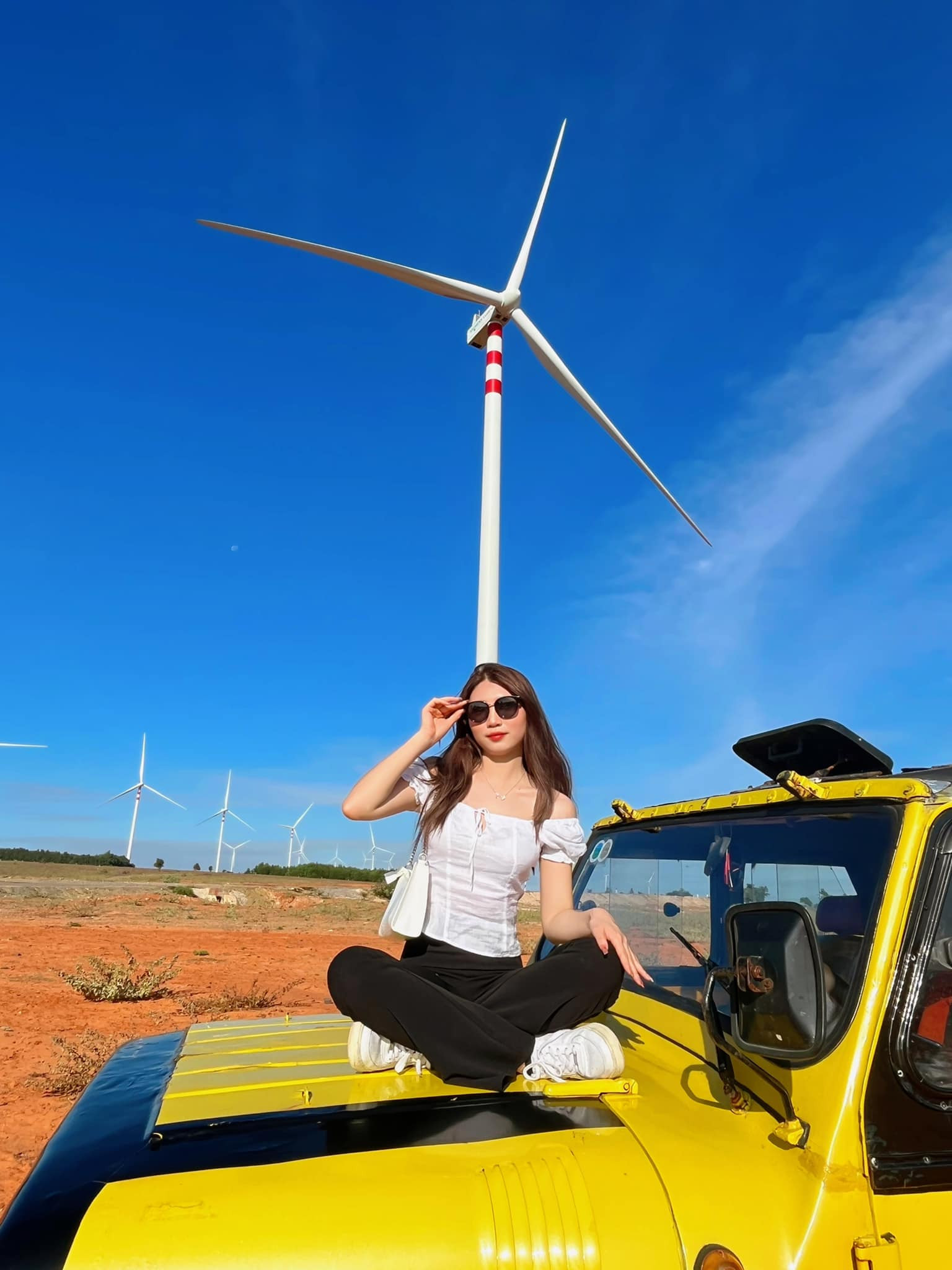 Xe jeep và tua bin gió Mũi Né