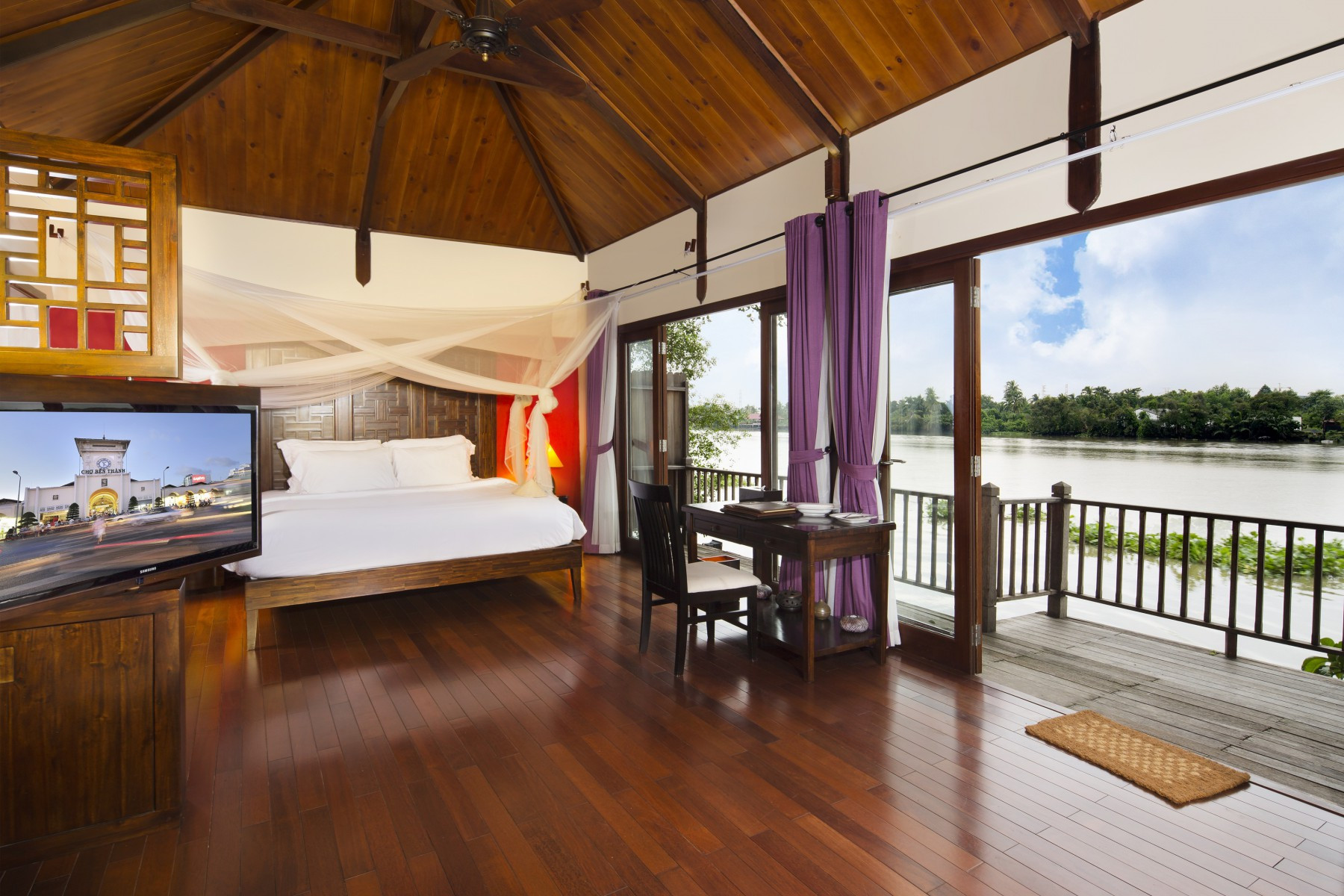 Nội thất phòng nghỉ sang trọng tại An Lam Retreats Saigon River với hồ bơi riêng và tầm nhìn ra sông thư thái.