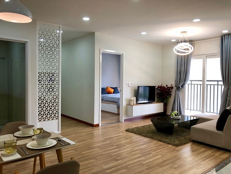 Thiết kế phòng khách hiện đại và rộng rãi của một căn hộ mẫu tại City Gate 3, tối ưu ánh sáng tự nhiên