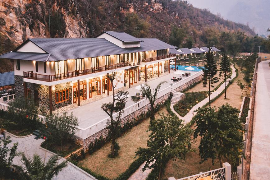 Toàn cảnh dự án Mai Châu Mountain View Resort nhìn từ trên cao, nổi bật giữa thung lũng xanh