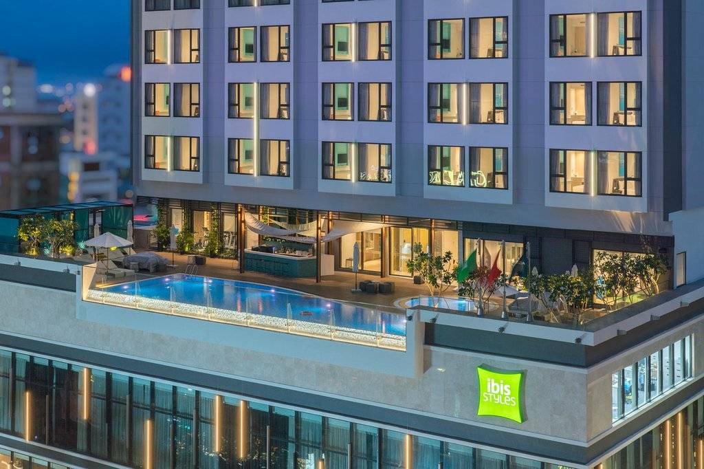 Toàn cảnh mặt ngoài khách sạn ibis Styles Nha Trang về đêm, ánh đèn rực rỡ