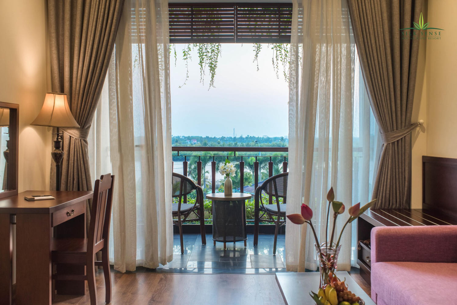 Ban công thoáng đãng với tầm nhìn hướng vườn tại khu nghỉ dưỡng Silk Sense Hội An