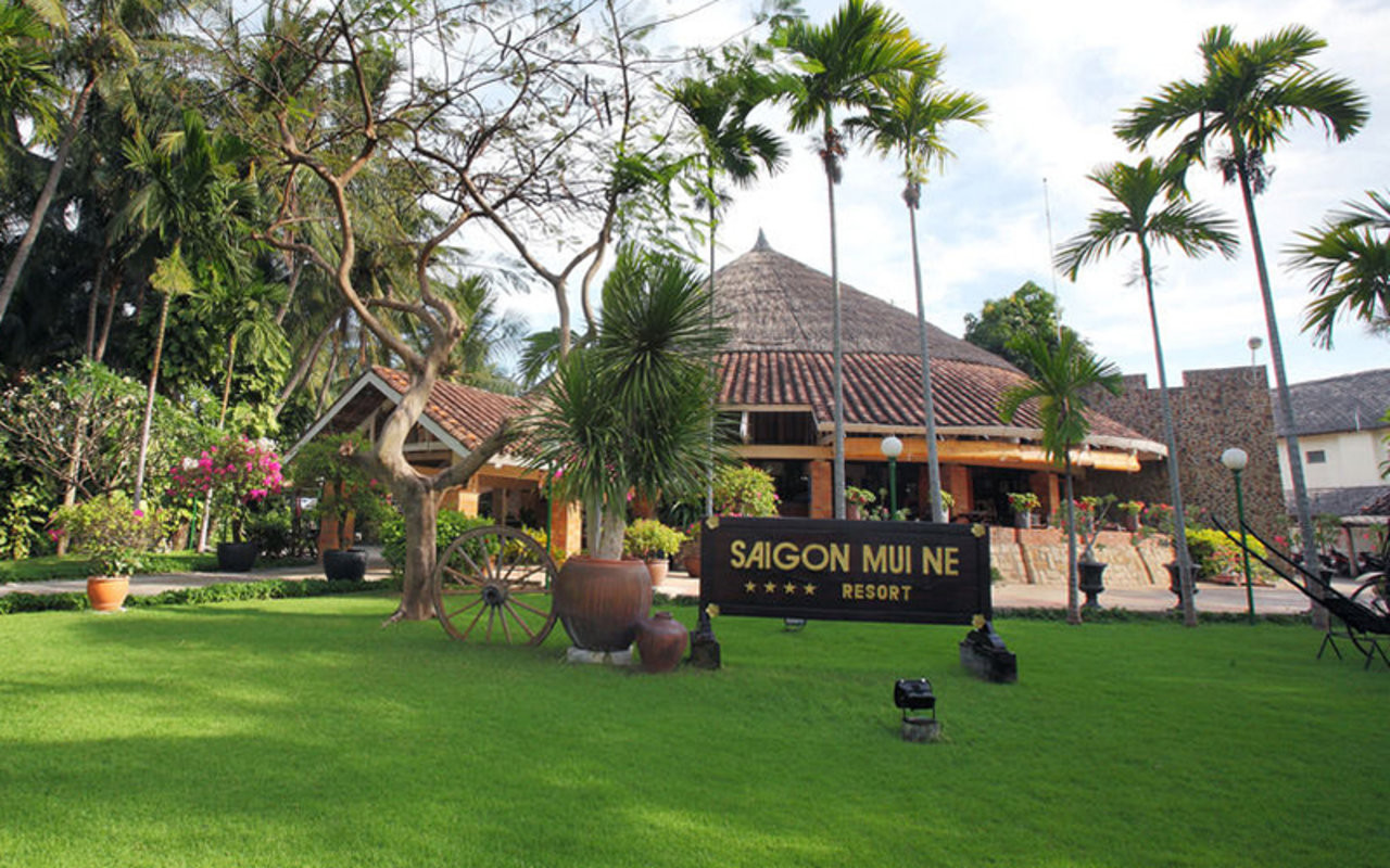 Bể bơi lớn tại Khu nghỉ dưỡng Saigon Mui Ne Resort với view biển tuyệt đẹp