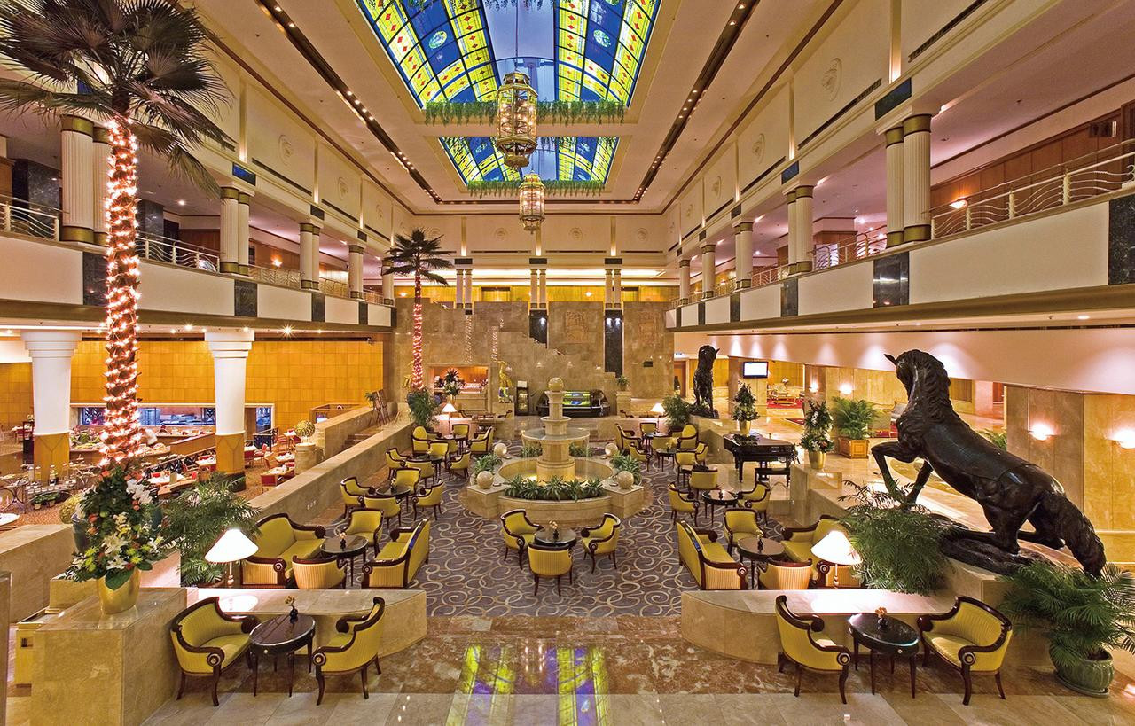 Bể bơi ngoài trời thư giãn tại Khách sạn Lotte Hotel Sài Gòn