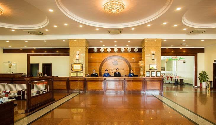 Bể bơi ngoài trời với view biển tuyệt đẹp tại Khách sạn Hải Âu