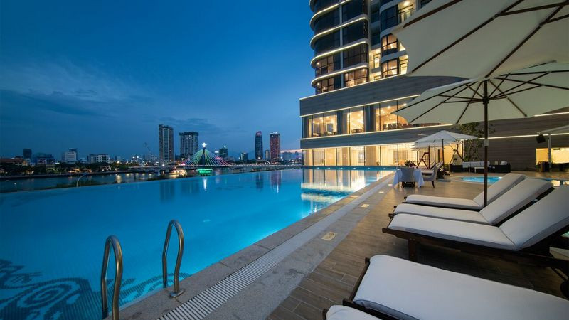 Bể bơi vô cực sang trọng của Vinpearl Condotel Đà Nẵng với tầm nhìn đẹp ra cảnh quan xung quanh