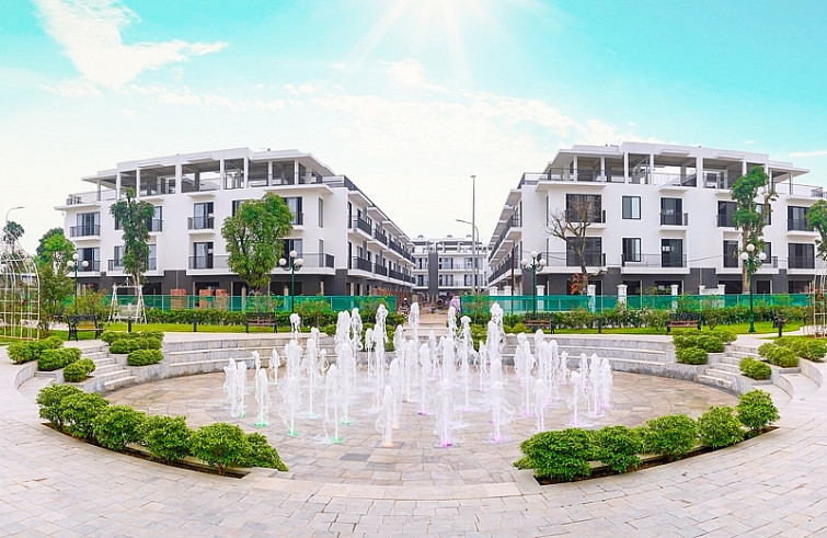 Cảnh quan cây xanh và khu vui chơi tại The Eden Rose