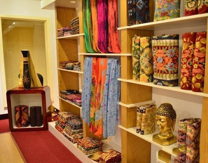 Cửa hàng lưu niệm mang nét cổ truyền tại Indochine Palace Hotel