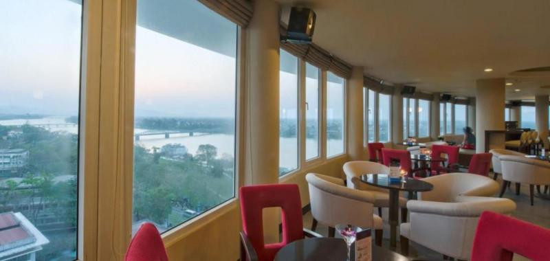 Gia Hội Bar với tầm nhìn sông Hương tại Khách Sạn Mường Thanh Holiday Huế
