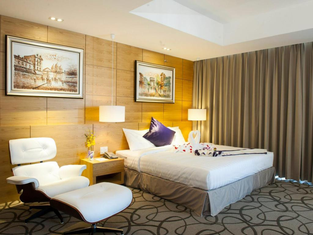 Góc làm việc và nghỉ ngơi thoải mái trong phòng Superior Premium tại Iris Cần Thơ