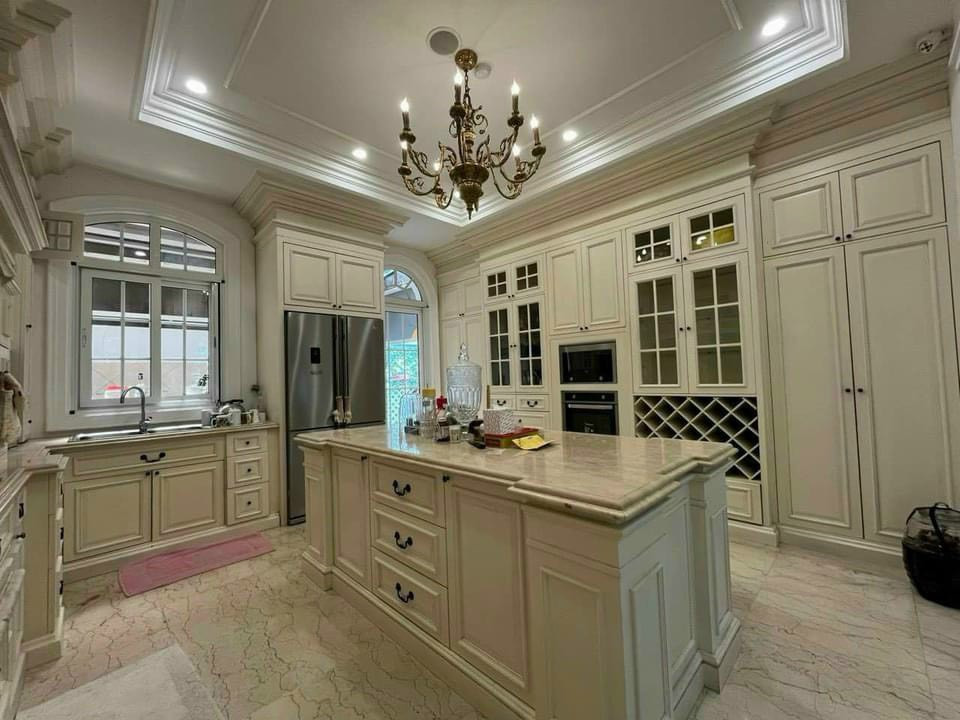 Góc nhìn khác của phòng bếp biệt thự Mỹ Quang sang trọng