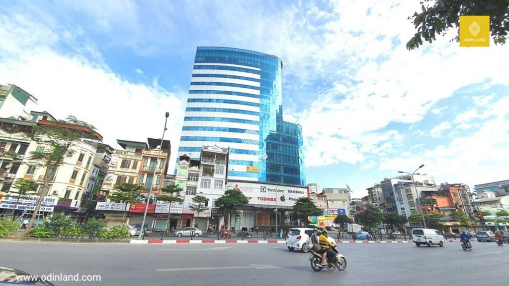 Hình ảnh tòa nhà văn phòng Oriental Tower nổi bật giữa trung tâm Đống Đa