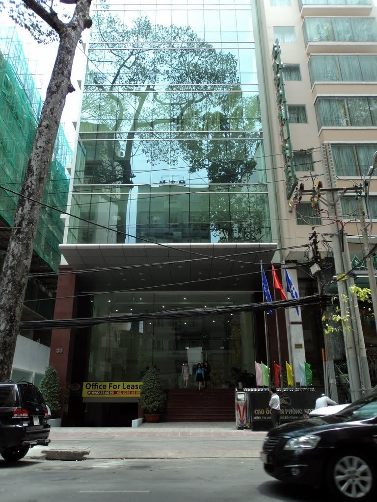 Hình ảnh tổng quan mặt ngoài tòa nhà văn phòng HDTC Bến Thành với kiến trúc hiện đại tại Quận 1.