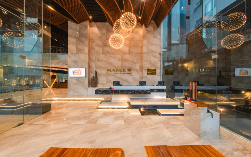 Hồ bơi ngoài trời thư giãn của Khách sạn Maple Hotel &amp; Apartment