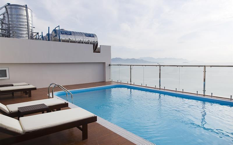 Hồ bơi ngoài trời thư giãn tại Khách sạn Paris Nha Trang