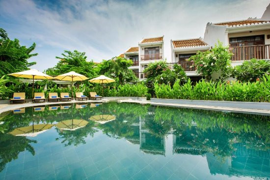 Hồ bơi ngoài trời xanh mát tại Hoi An Coco River Resort &amp; Spa