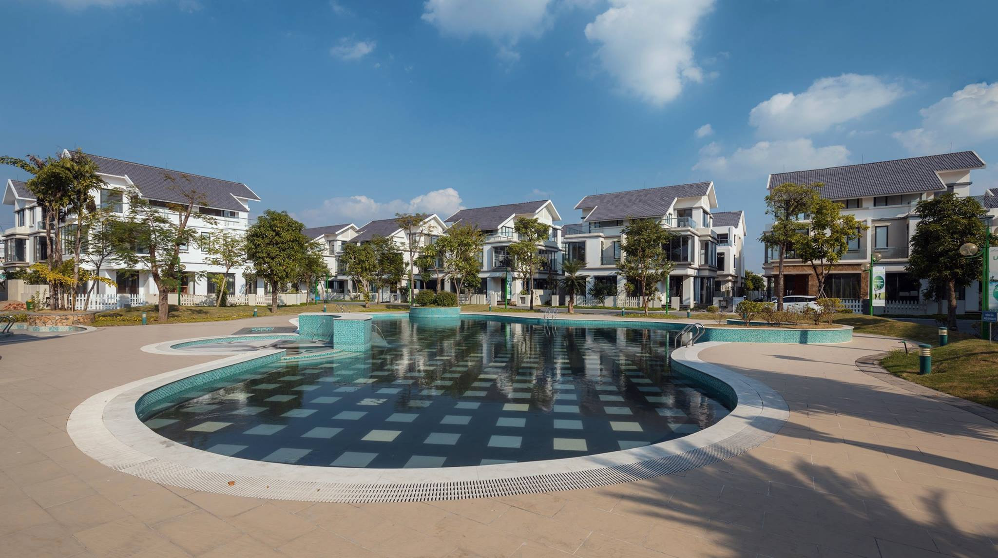 Hồ bơi nội khu hiện đại tại Lâm Viên Villas mang đến không gian thư giãn